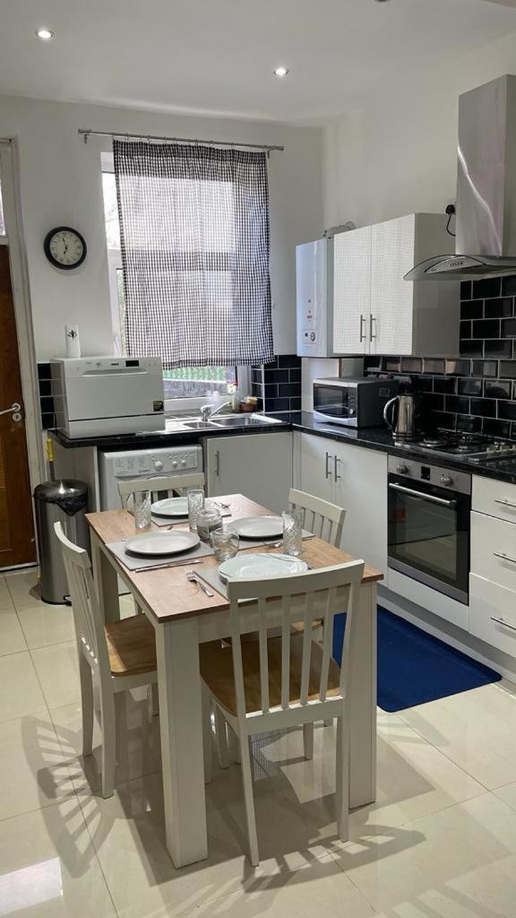 Potters Lodge, Oldham, Manchester By Edl Ventures Ltd Holiday home Oldham